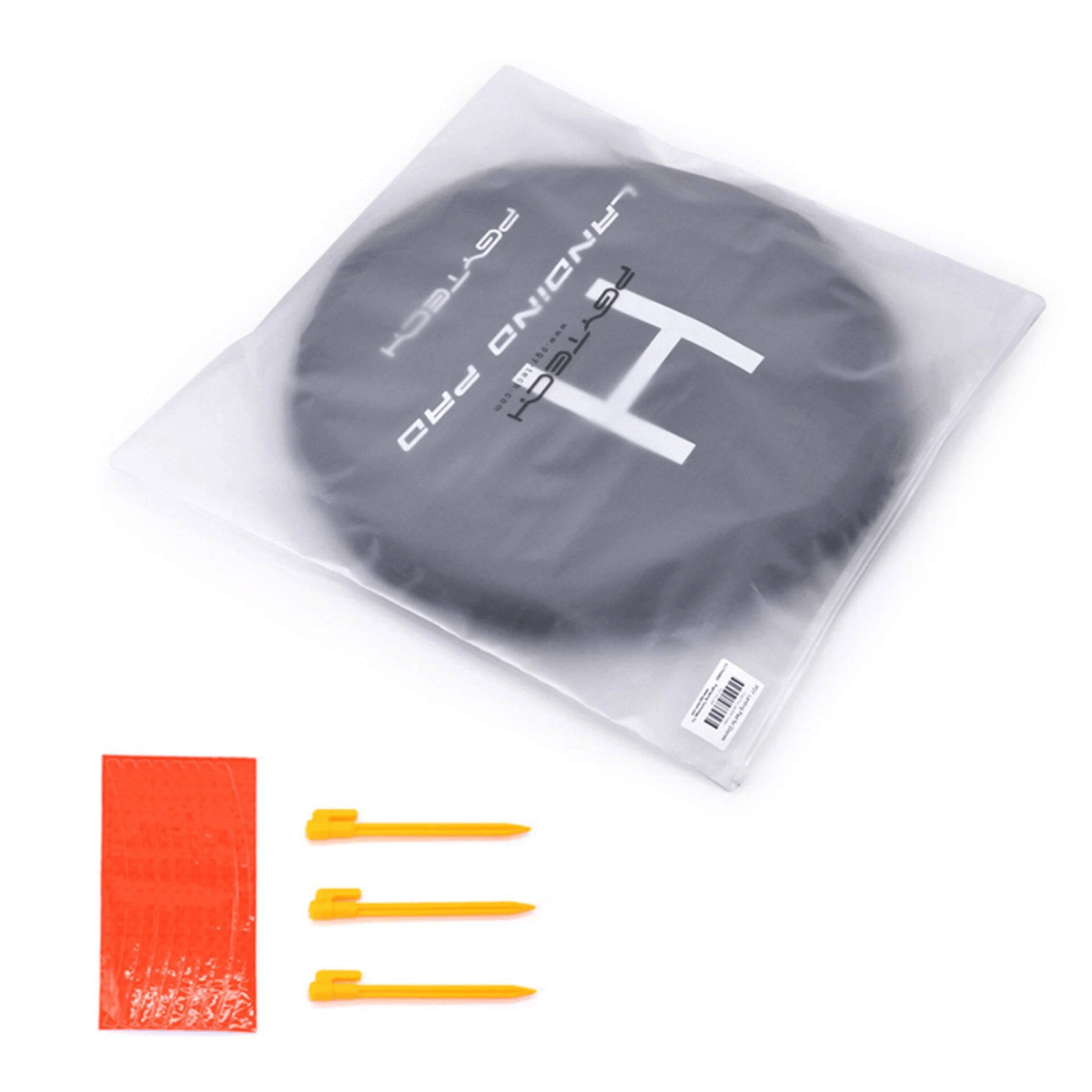 Una plataforma de aterrizaje para drones en una bolsa de plástico con tres estacas amarillas y tiras reflectantes.