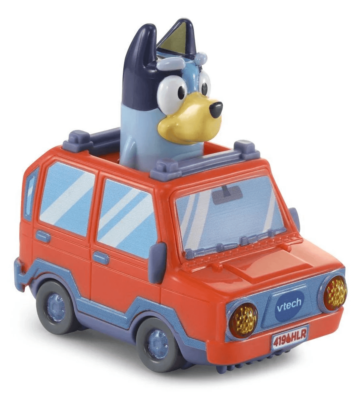 Figura de Bluey azul sentada en un coche de juguete Vtech rojo con faros amarillos sobre fondo blanco.