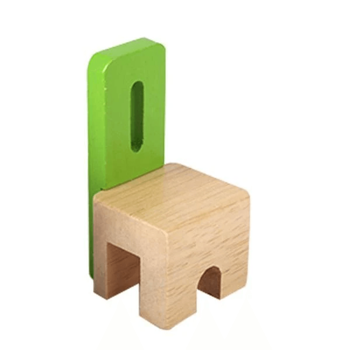 Un pequeño juguete de madera con asiento natural y respaldo verde sobre fondo blanco.