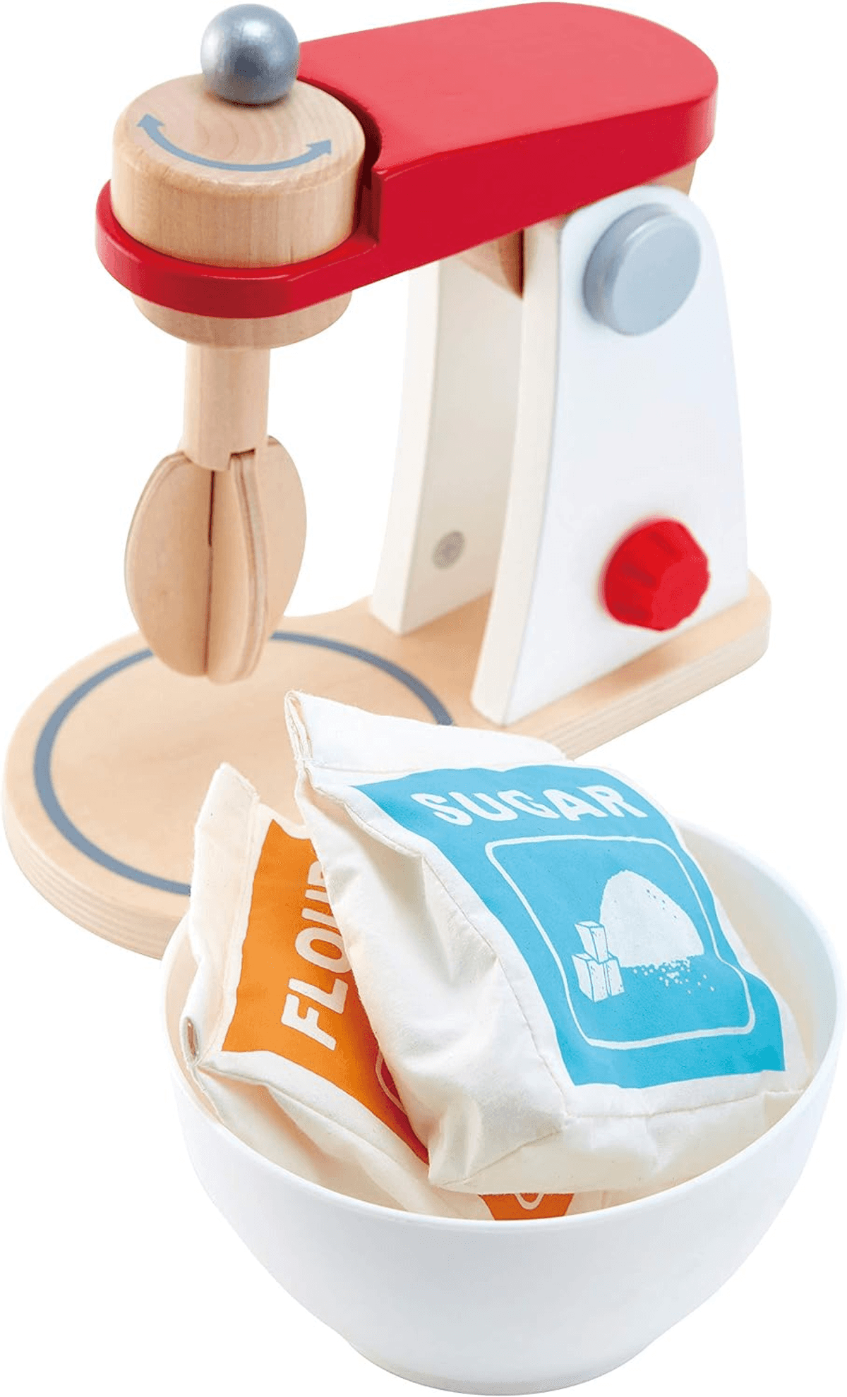 Una batidora de juguete de madera roja y blanca al lado de un bol blanco con bolsas de tela para azúcar y harina.
