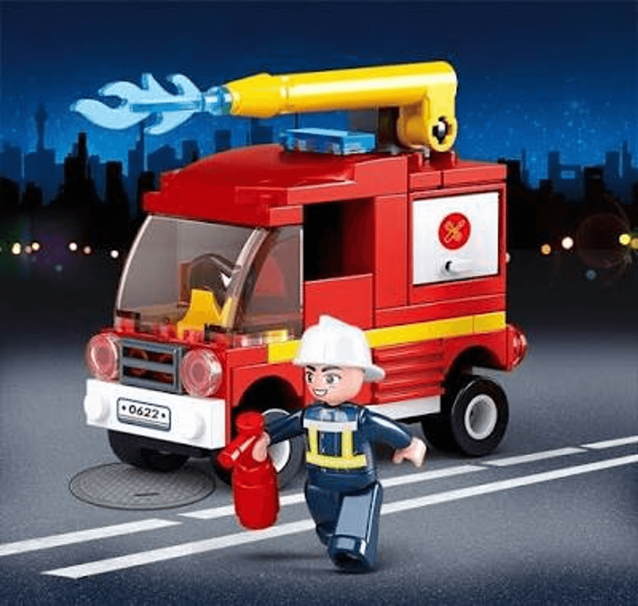 Un bombero de Lego corre con un extintor rojo frente a un camión de bomberos de juguete por la noche.