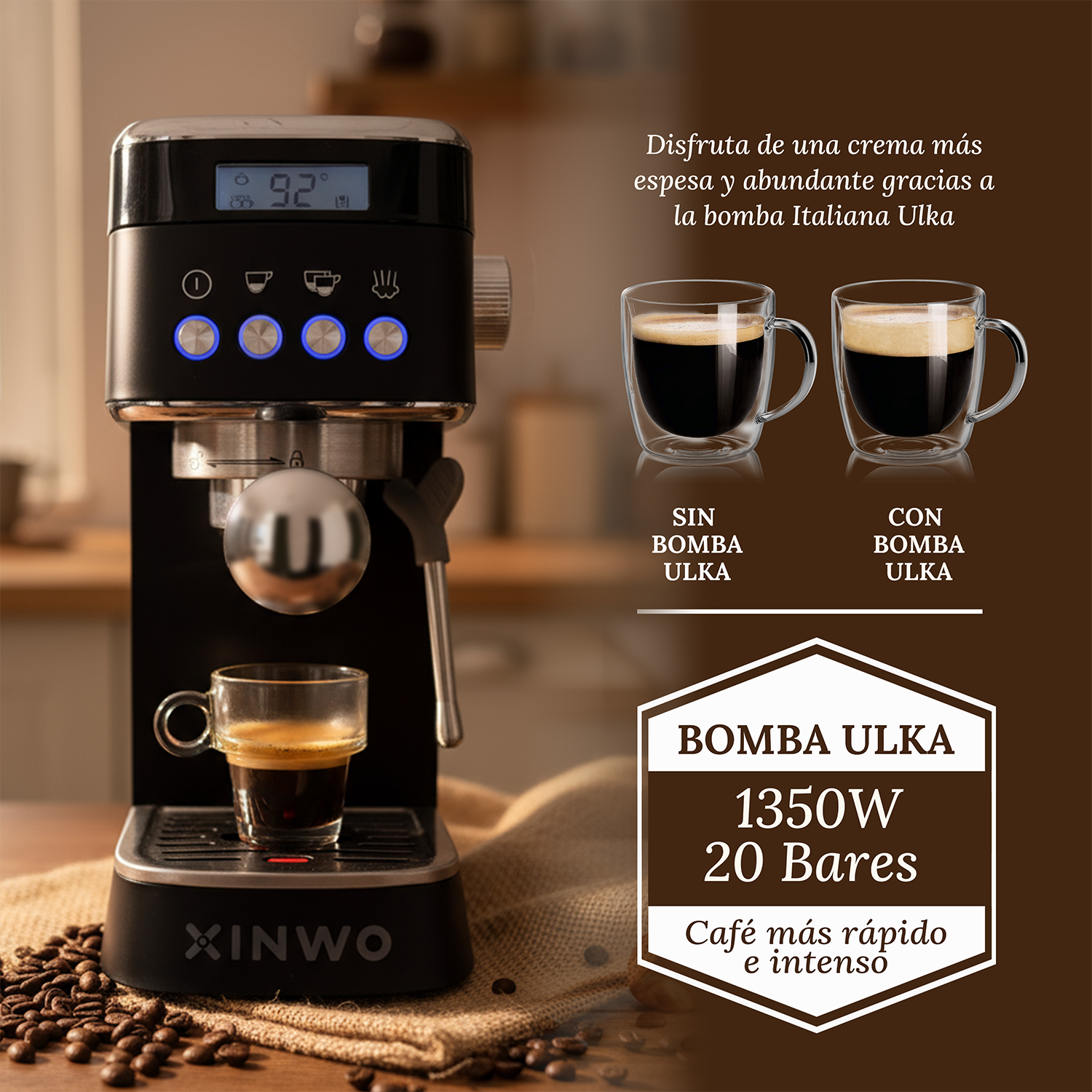 Cafetera negra con pantalla digital y taza sobre mesa de madera con granos de café.