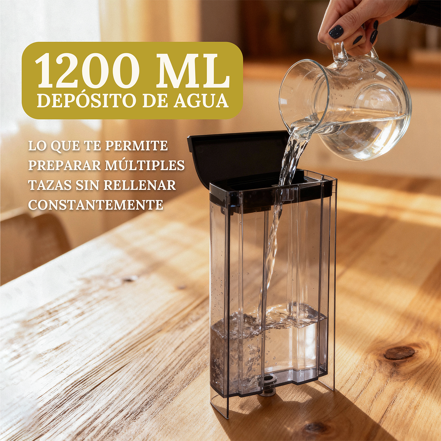 Se vierte agua de una jarra de cristal en un depósito de 1200ml sobre mesa de madera.