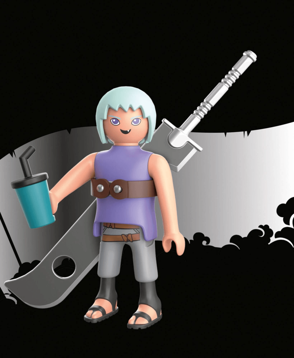Playmobil-Figur mit blauem Haarschnitt, violettem Oberteil und großem Schwert vor schwarz-weißem Hintergrund.
