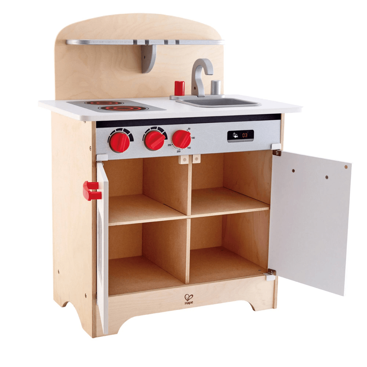 Una cocina de juguete de madera para niños con estufa, fregadero y puertas abiertas sobre fondo blanco.