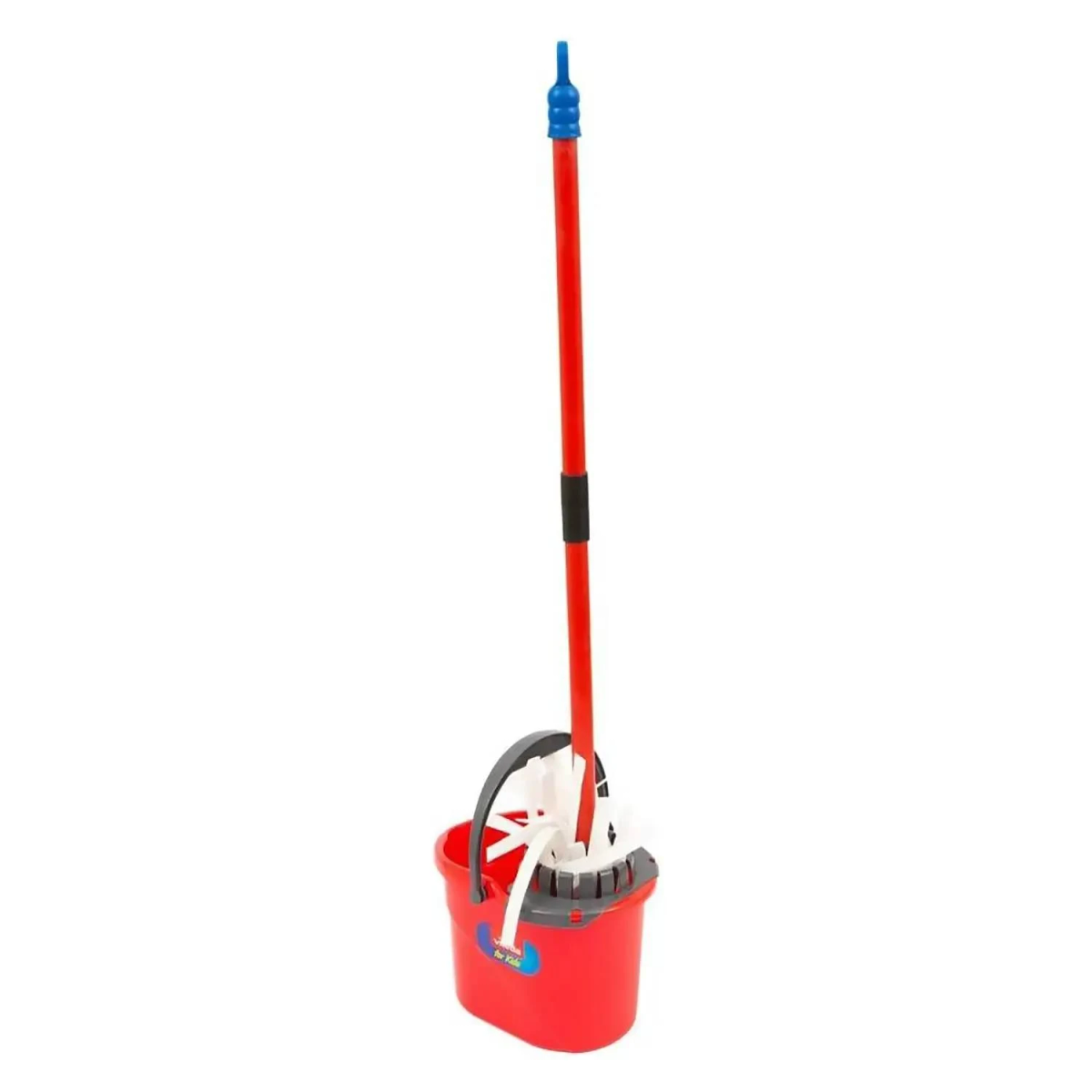 Ein roter Wischeimer mit einem grauen Griff und einem roten Mopp, der einen blauen Aufsatz hat, vor weißem Hintergrund.