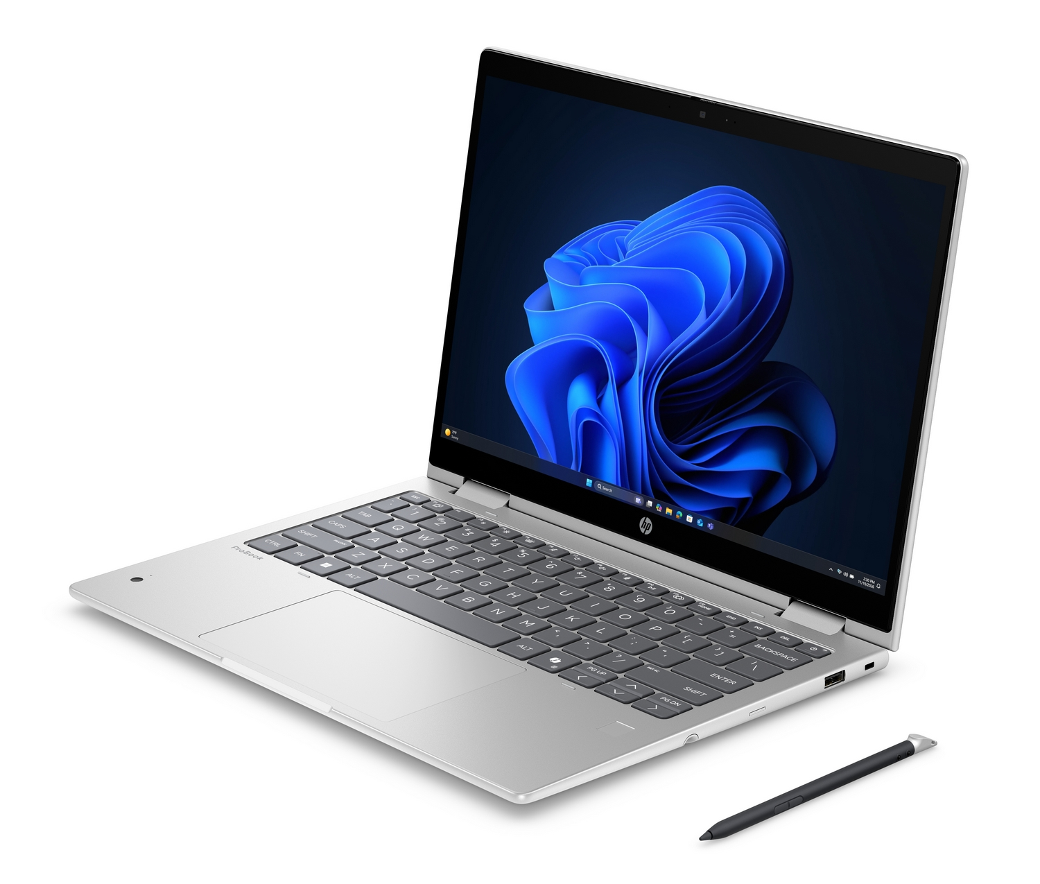 Laptop HP argento con sfondo blu e una penna stilo su superficie bianca.