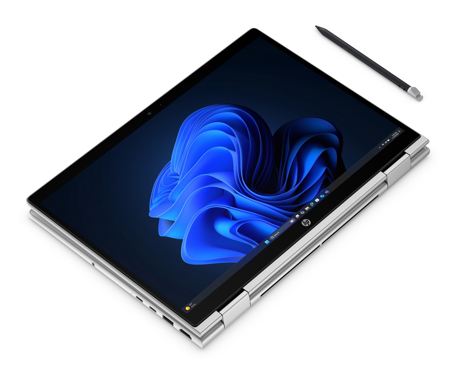 Un laptop argentato in modalità tenda con schermo blu e uno stilo digitale accanto su sfondo bianco.