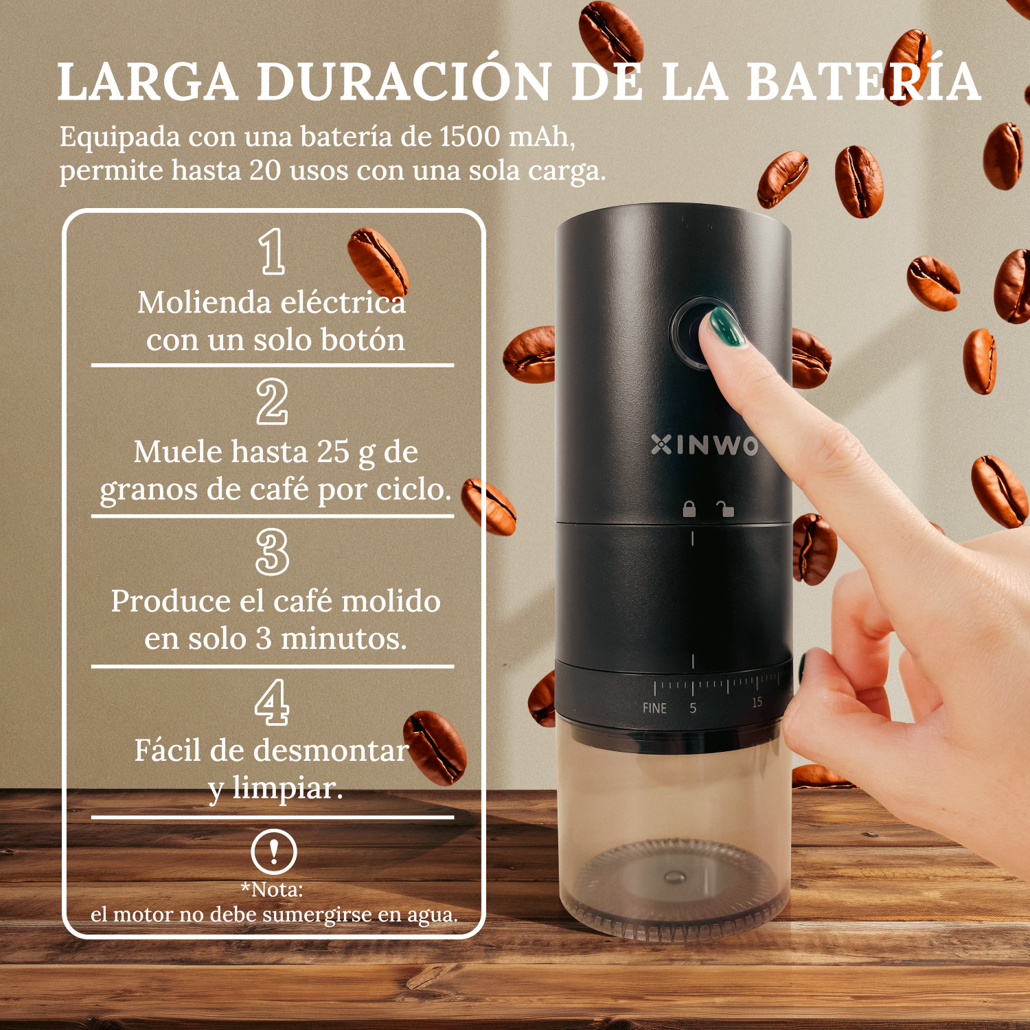Mano presionando el botón de un molinillo de café eléctrico negro sobre una mesa de madera con granos de café volando.