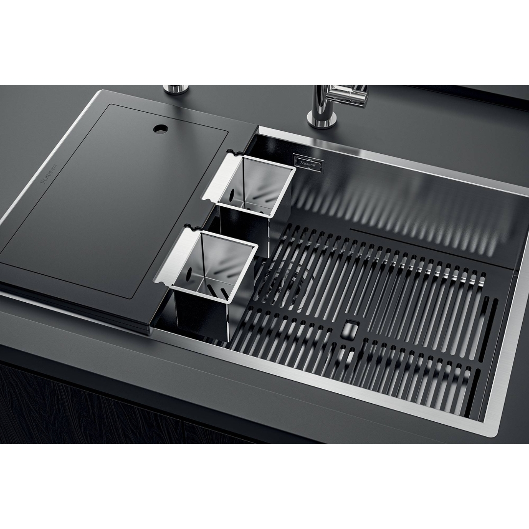 Moderno lavello da cucina in acciaio inox con scolapiatti nero, due cestelli piccoli e rubinetto.