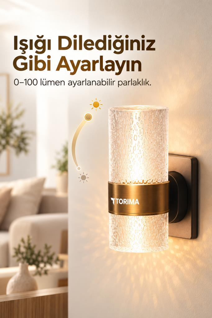 Aydınlık bir odada dokulu camlı ve altın şeritli modern duvar lambası.