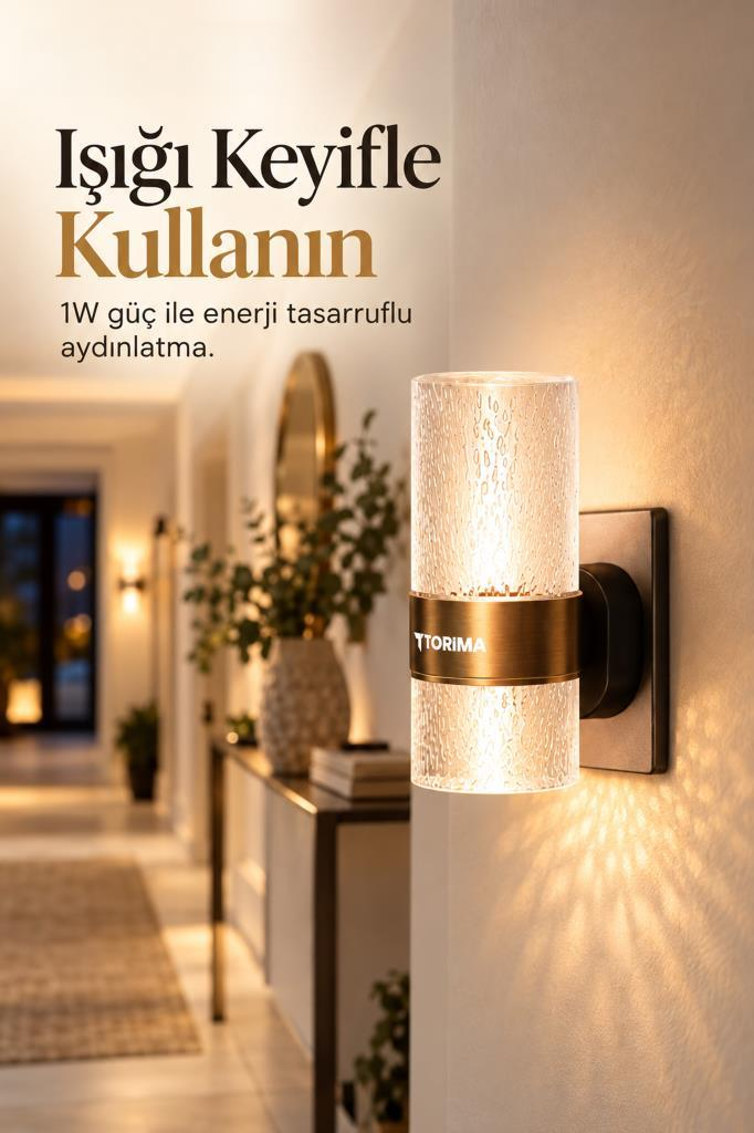 Modern cam silindirli duvar lambası, Türkçe metinle aydınlık bir koridoru aydınlatıyor.