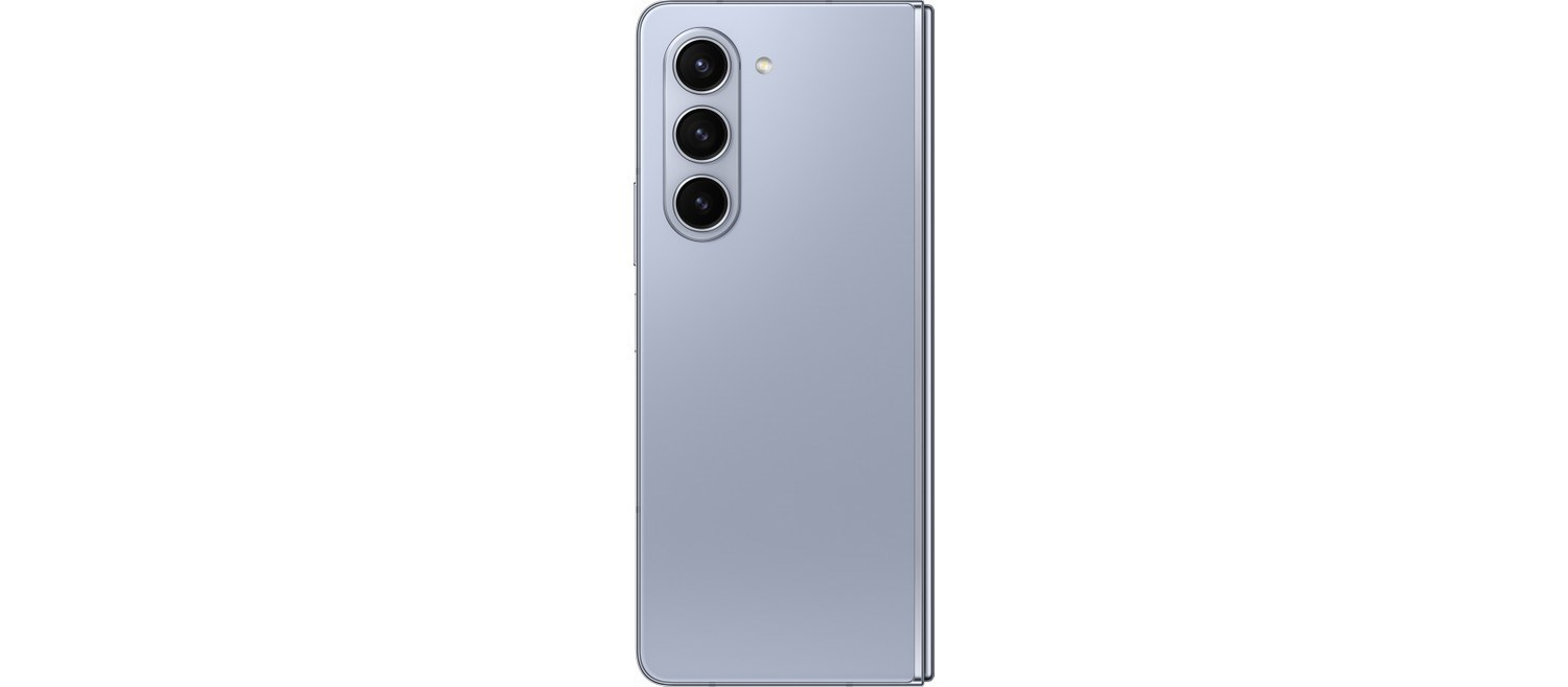 Dikey üçlü kameraya sahip gümüş renkli akıllı telefonun arkası.