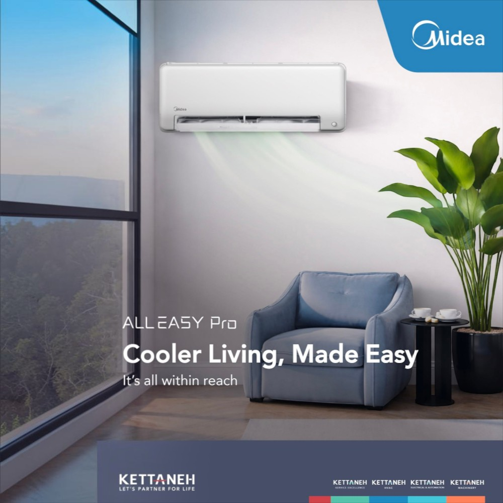 Midea klima, mavi koltuk, saksı bitkisi ve yeşillik manzaralı büyük pencereli oturma odası.