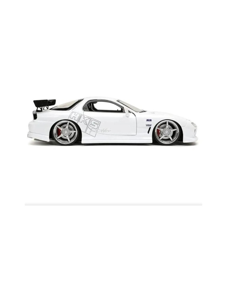Beyaz arka planda HKS çıkartmaları ve arka spoiler bulunan beyaz bir Mazda RX-7 model araba.