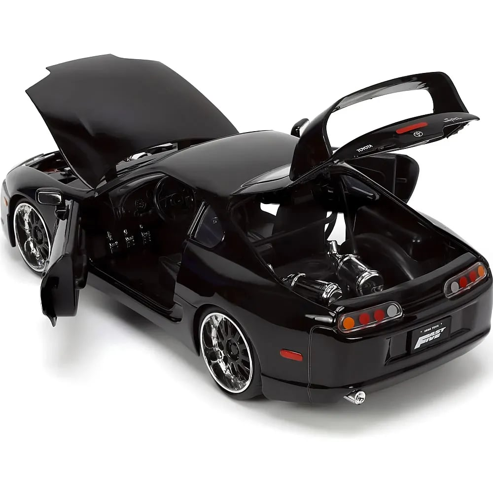 Kaputu, kapıları ve bagajı açık siyah Toyota Supra model araba.