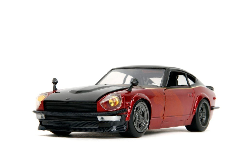 Beyaz arka planda özel jantlara ve gövde kiti olan kırmızı siyah Datsun 240Z oyuncak araba.