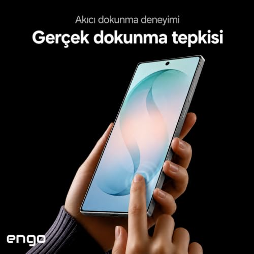 Metin içeren siyah bir arka planda, bir akıllı telefonu tutan ve ekranına dokunan bir el.