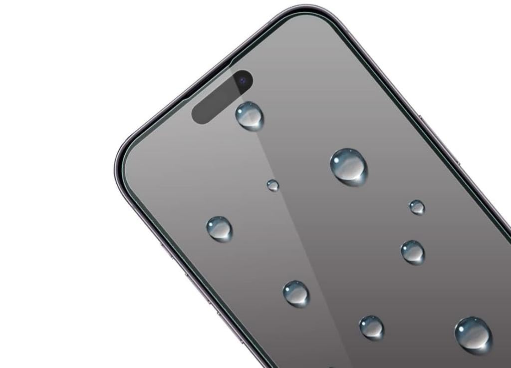 Beyaz arka plan üzerinde siyah çentikli bir akıllı telefon ekranında su damlaları.