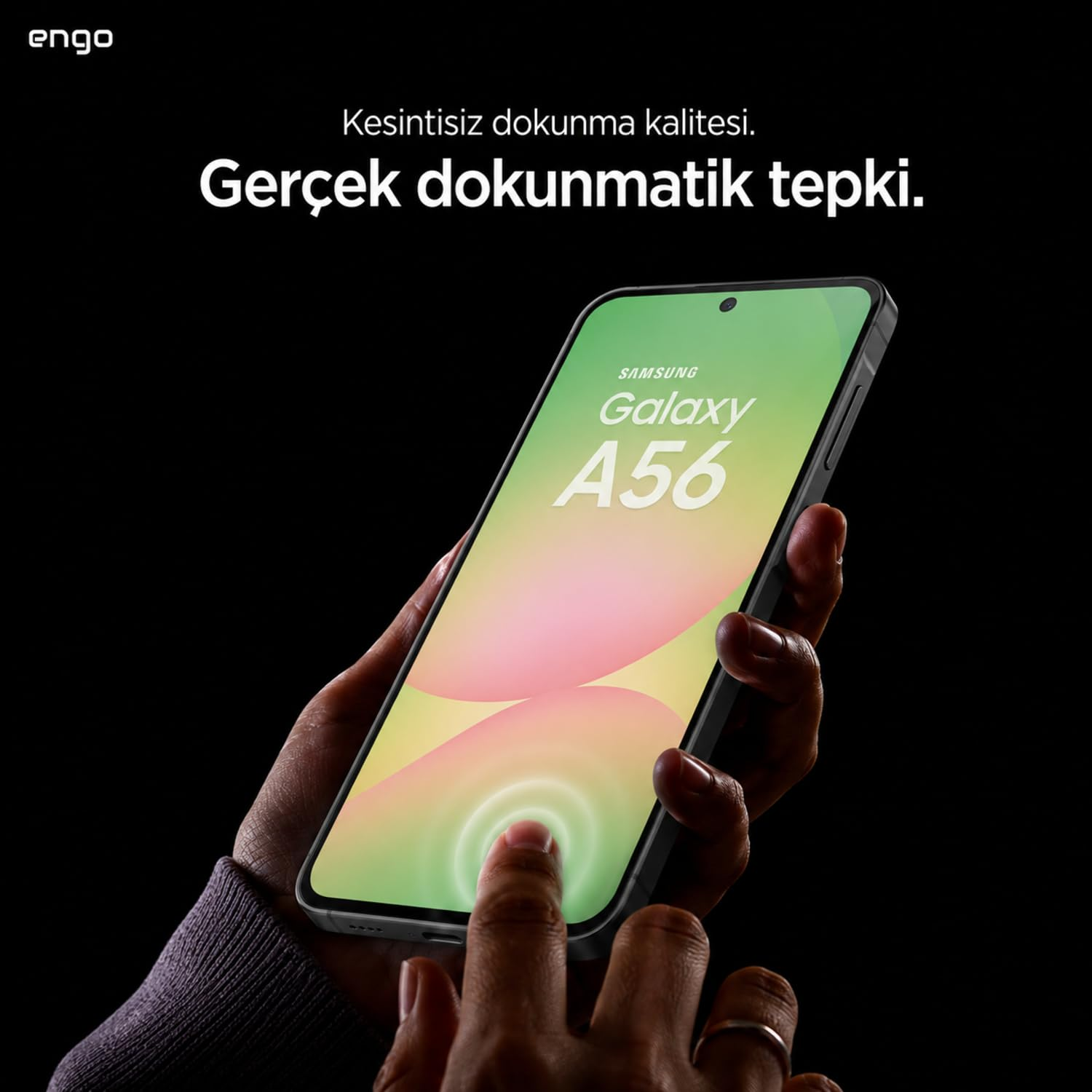 Siyah arka planda bir kişinin eli Samsung Galaxy A56 akıllı telefonun ekranına dokunuyor.