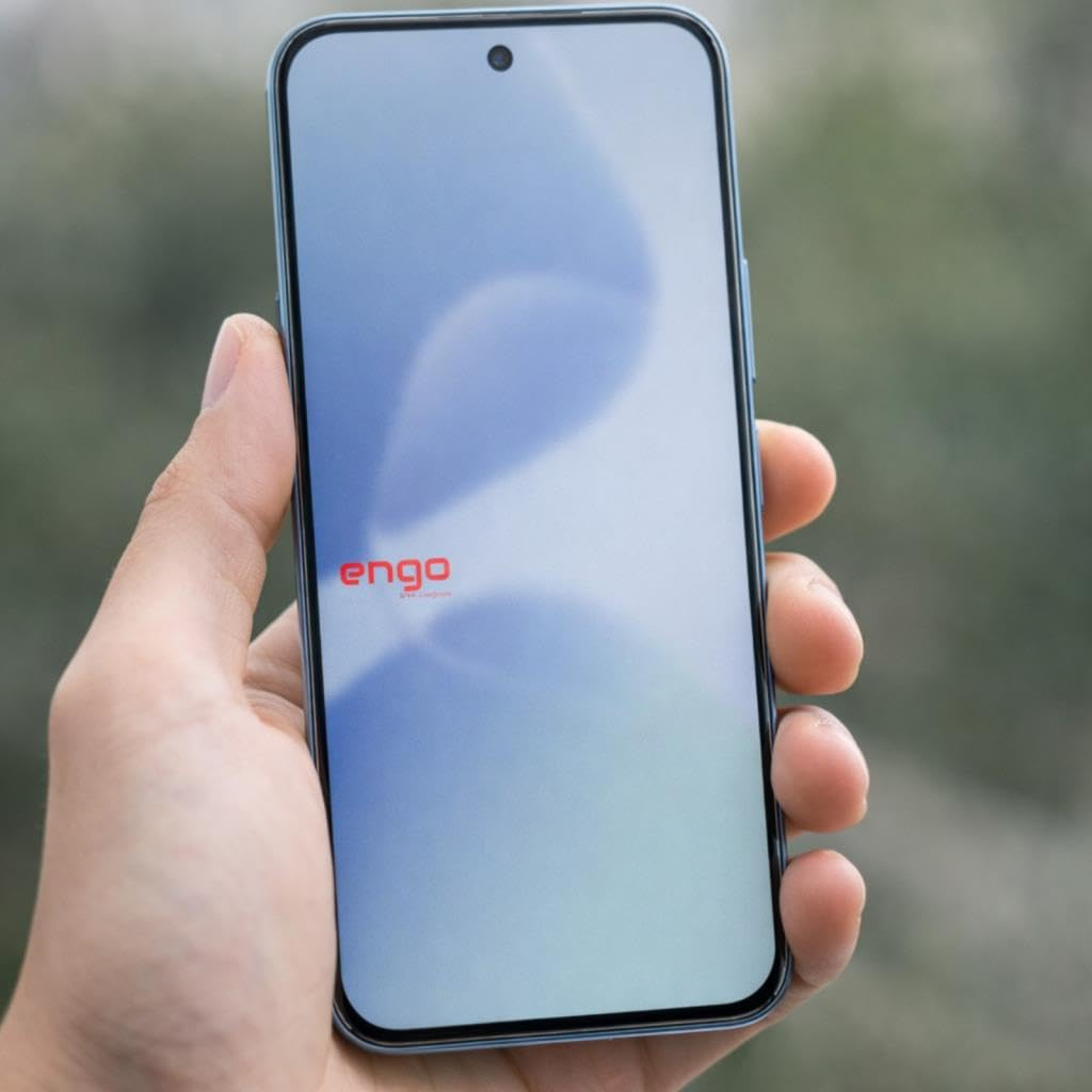 Bir el, ekranında açık mavi soyut duvar kağıdı ve kırmızı "engo" logosu olan bir akıllı telefon tutuyor.
