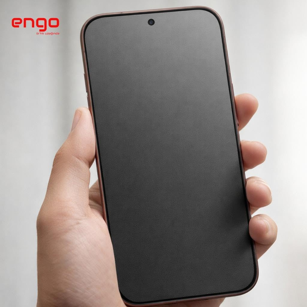 Bir el, açık ve bulanık bir arka plan önünde mat ekran koruyuculu bir akıllı telefon tutuyor.