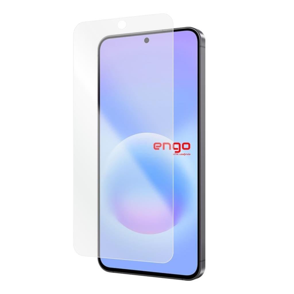 Beyaz arka planda, parlak ekrana sahip bir akıllı telefon ve önünde kaldırılmış bir ekran koruyucu.