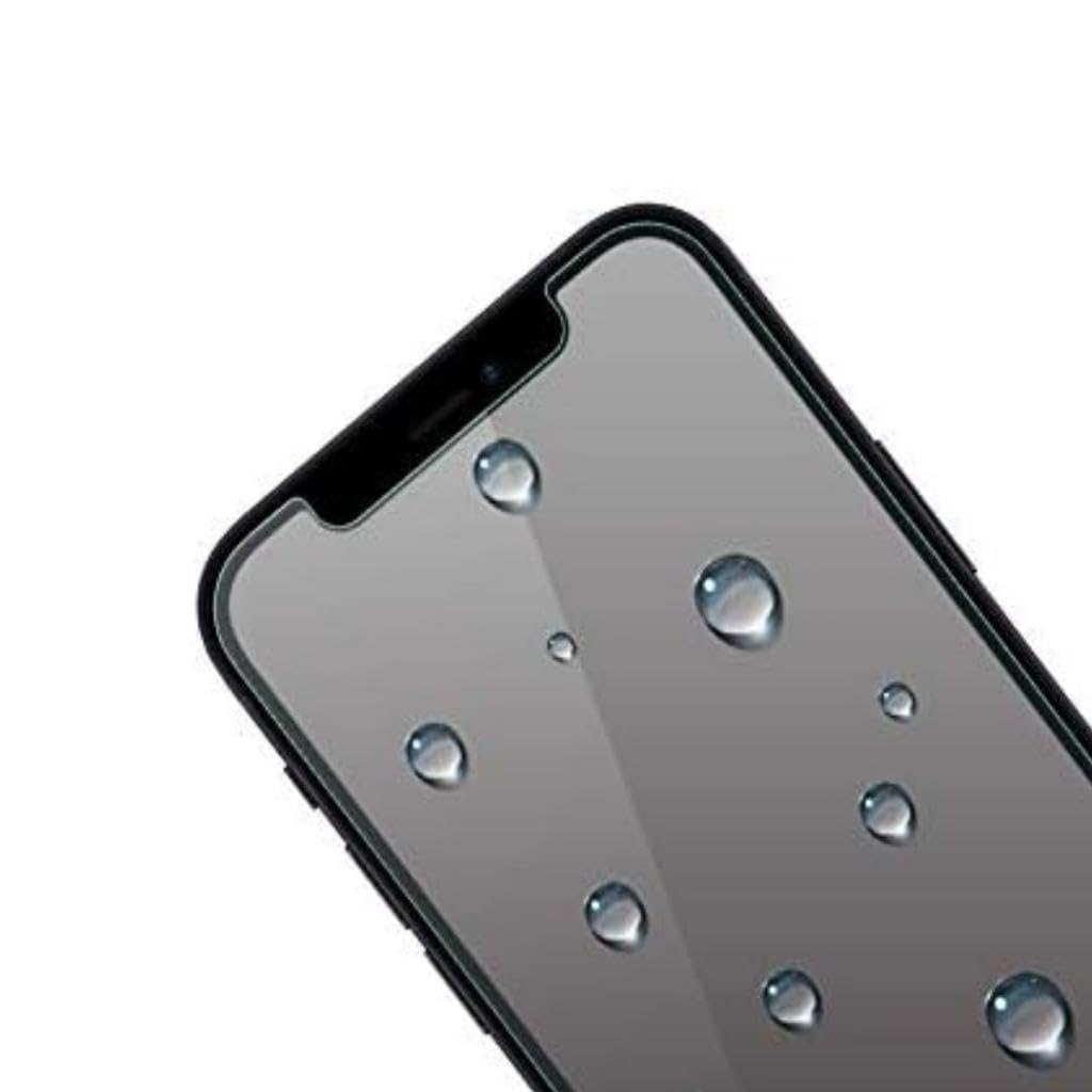 Modern bir akıllı telefonun gri ekranında su damlaları.