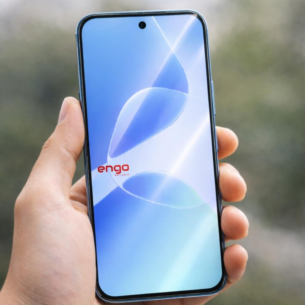 Bir el, üzerinde mavi, parlak ekran ve Engo logosu olan bir akıllı telefon tutuyor.