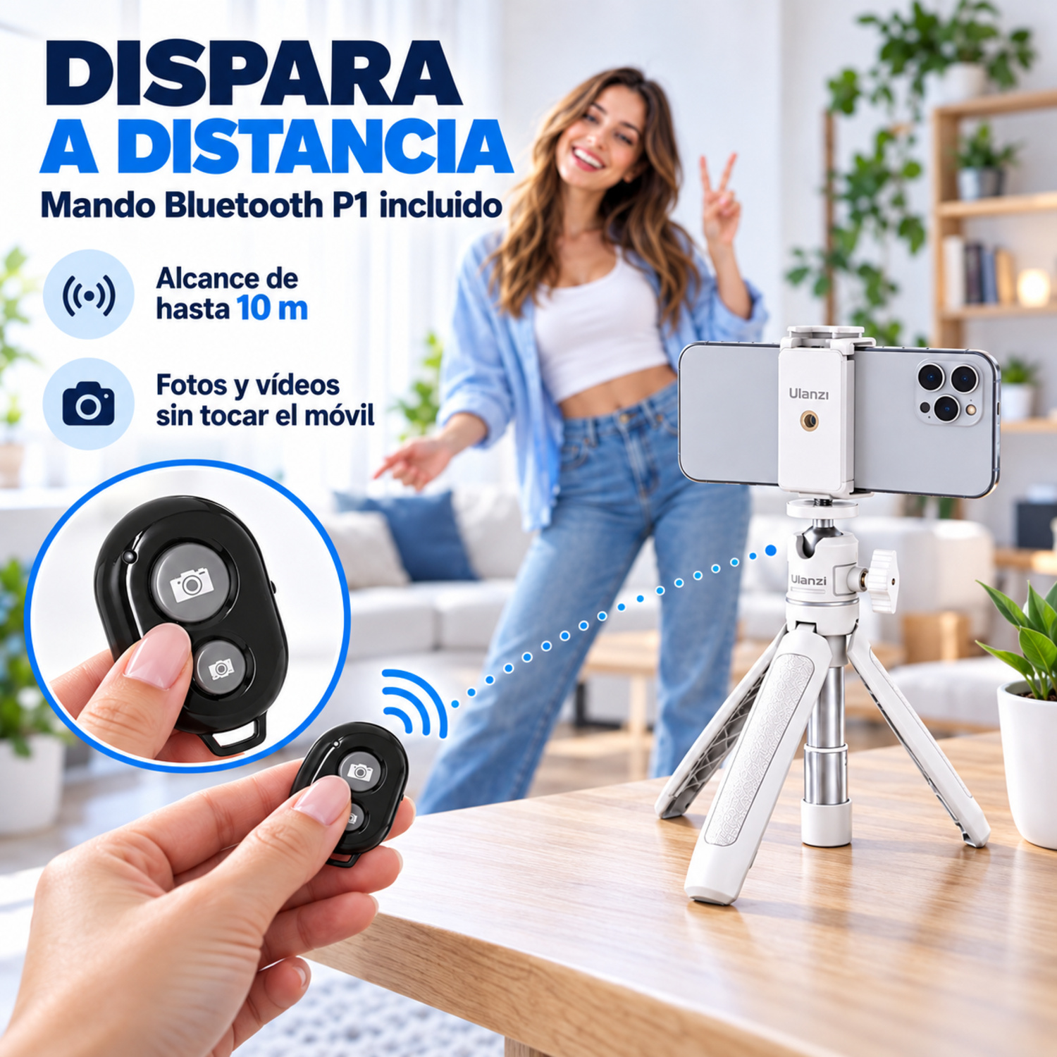 Una mano regge un telecomando Bluetooth davanti a un treppiede con smartphone, mentre una donna sorride sullo sfondo.