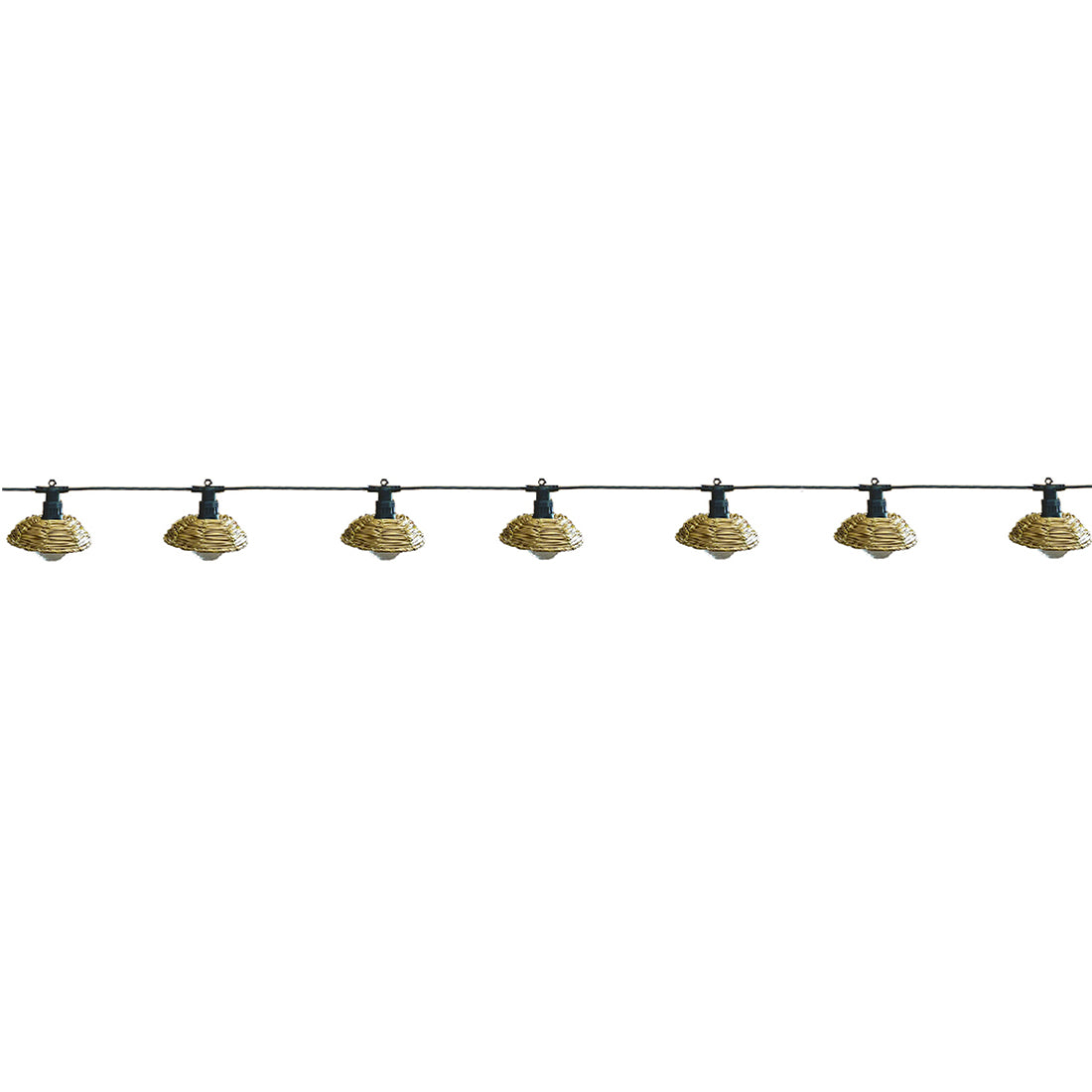 Catena luminosa con sette piccole lampade a cesto intrecciato su sfondo bianco.