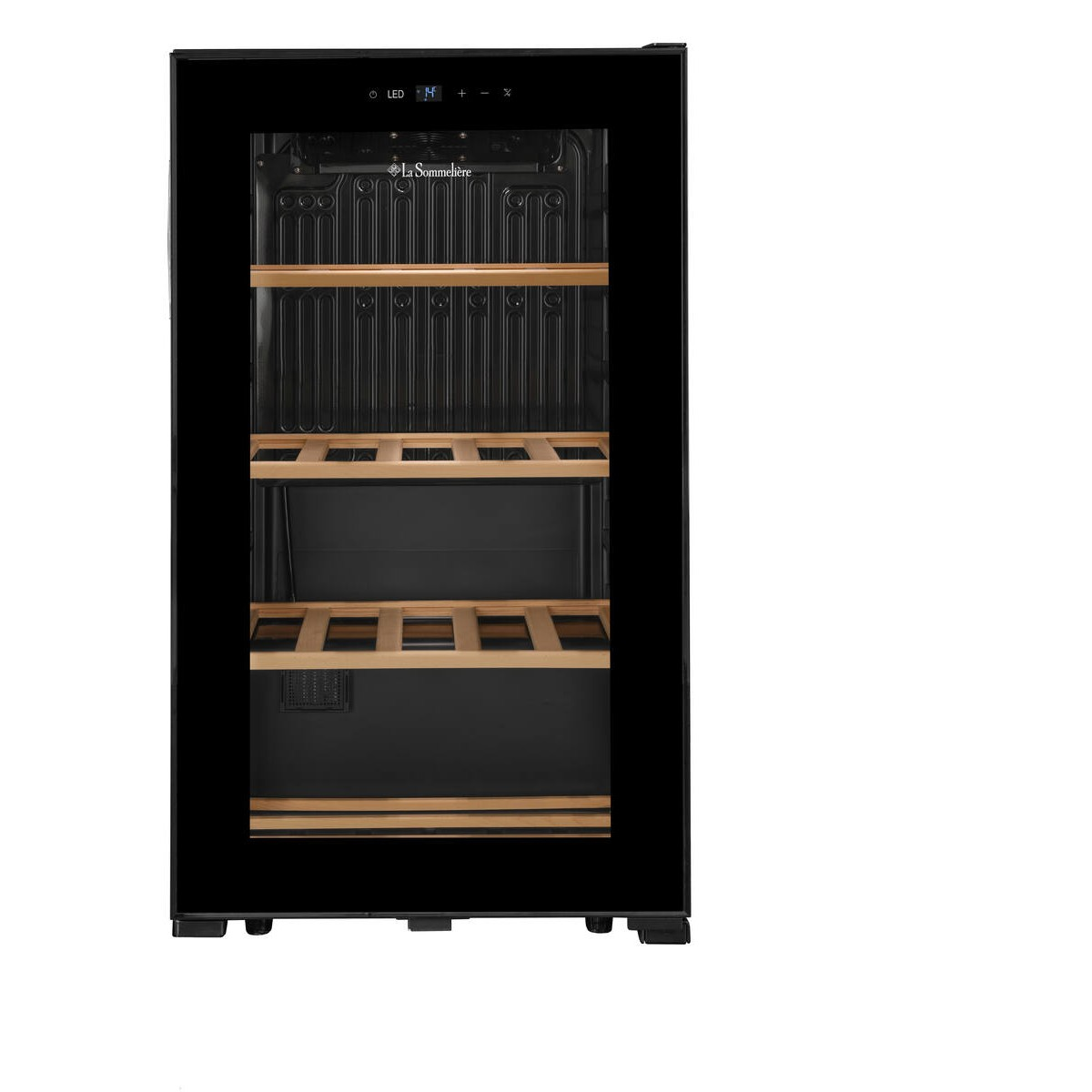 Un enfriador de vino negro con puerta de vidrio y estantes de madera sobre fondo blanco.