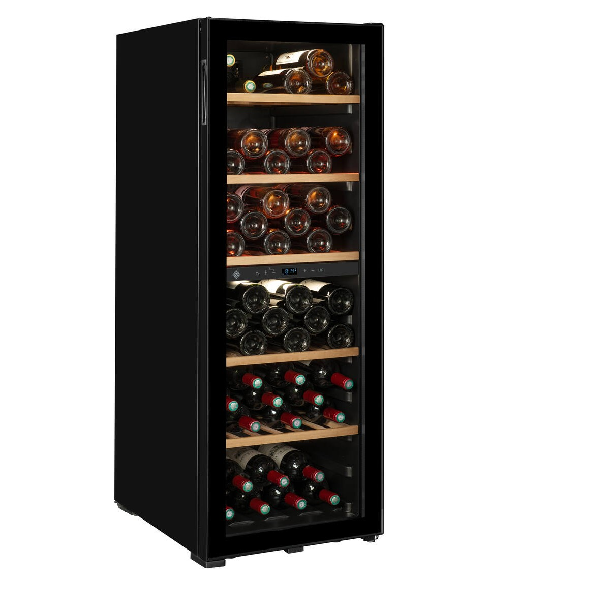 Un enfriador de vino negro con puerta de cristal está de pie, lleno de estantes de madera con botellas.