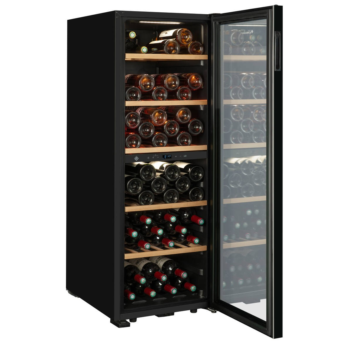 Un enfriador de vinos negro con puerta de cristal muestra estantes de madera iluminados llenos de botellas.