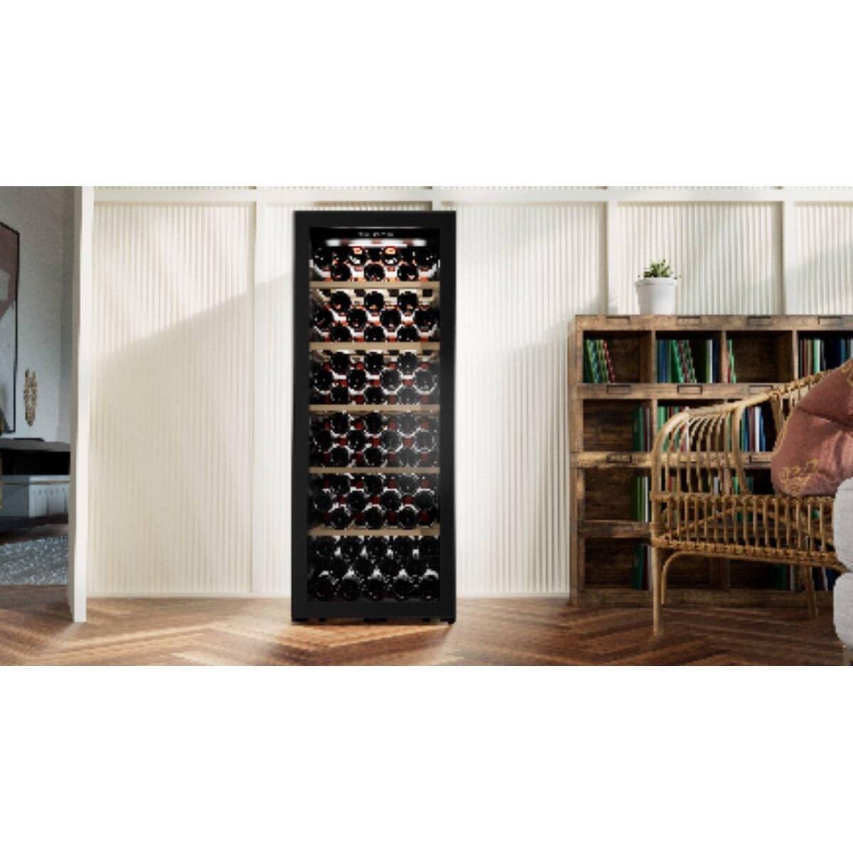 Una gran nevera para vinos negra se encuentra en una habitación con suelo de madera y una estantería a la derecha.
