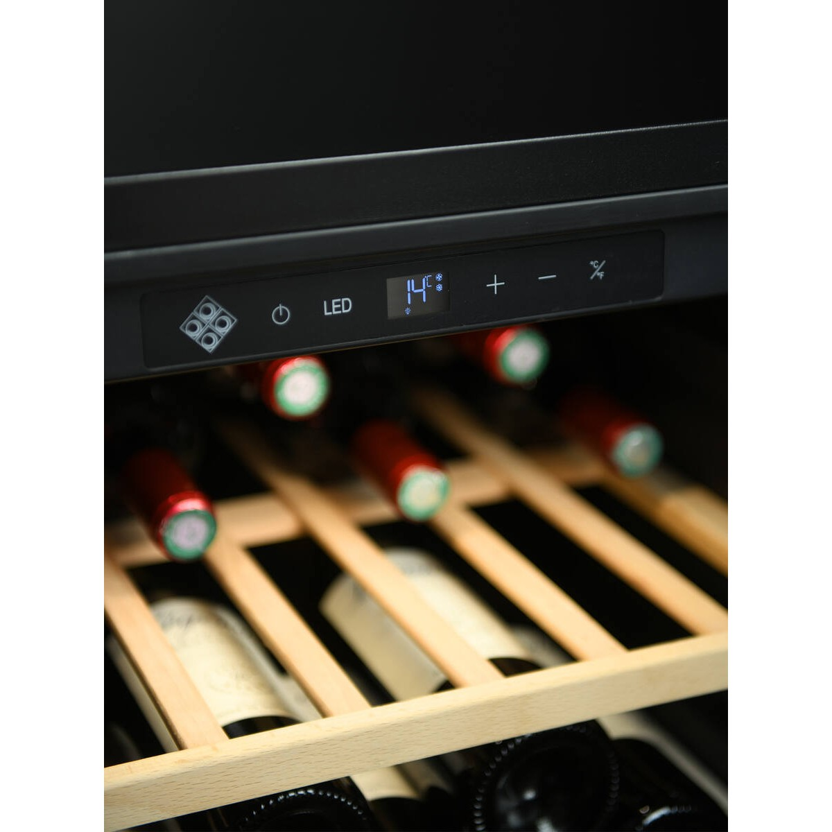 Enfriador de vino con pantalla digital de temperatura que muestra 14 grados Celsius y estantes de madera.
