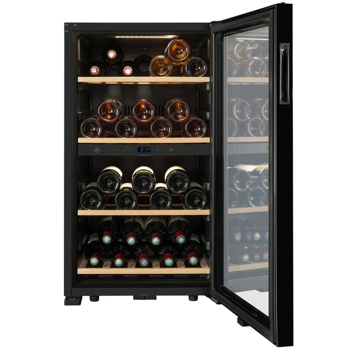 Una vinoteca negra con estantes de madera llena de botellas de vino y la puerta de vidrio abierta.