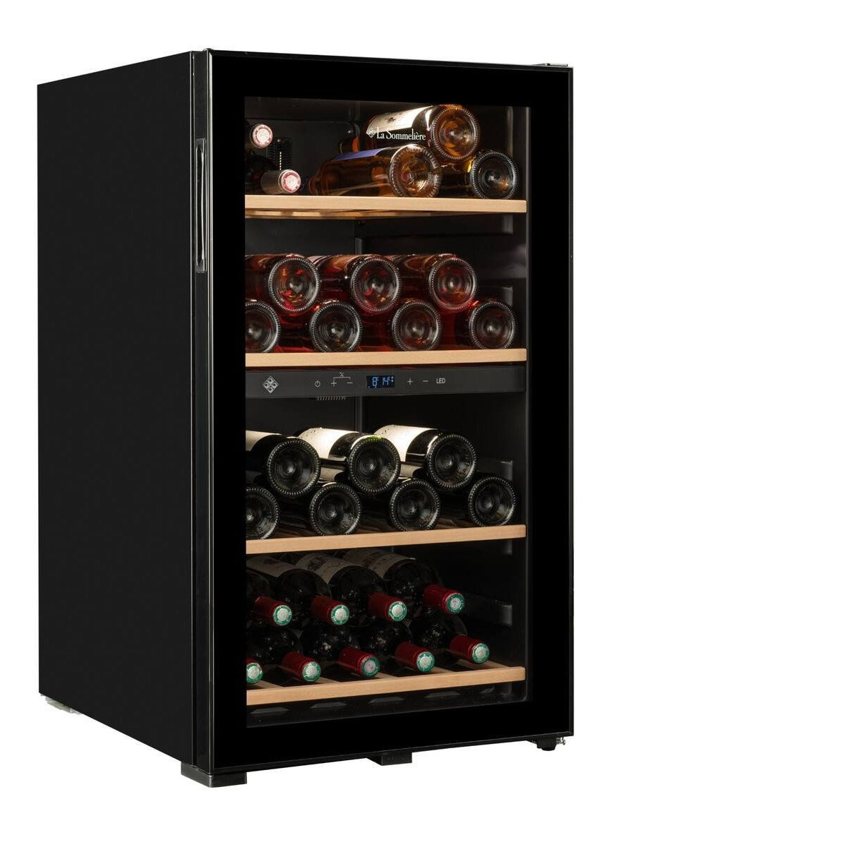 Un enfriador de vino negro con puerta de cristal y estantes de madera, lleno de botellas.