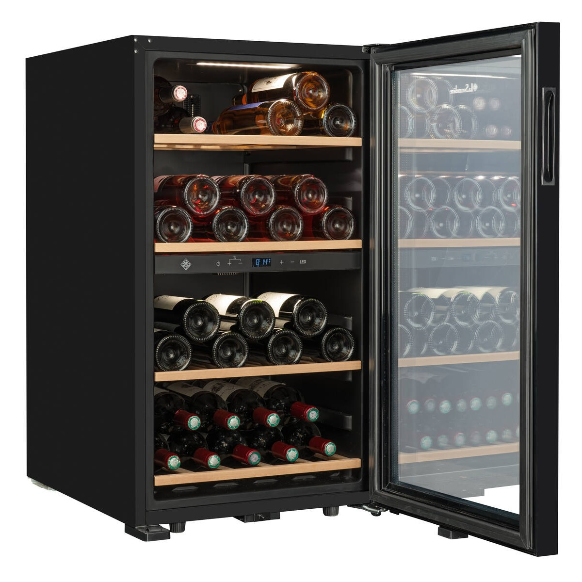 Una vinoteca negra con puerta de cristal y estantes de madera está llena de botellas.