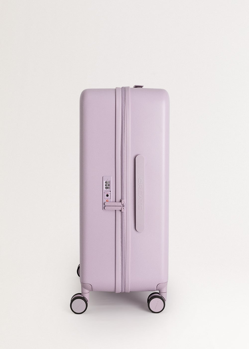 Una maleta de color morado claro sobre cuatro ruedas contra un fondo blanco, con una cerradura de combinación.