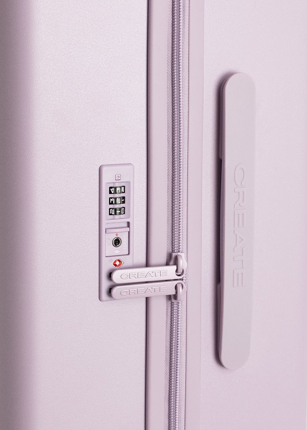 Primer plano de una maleta de color morado claro con cremallera, cerradura de combinación y asa lateral.
