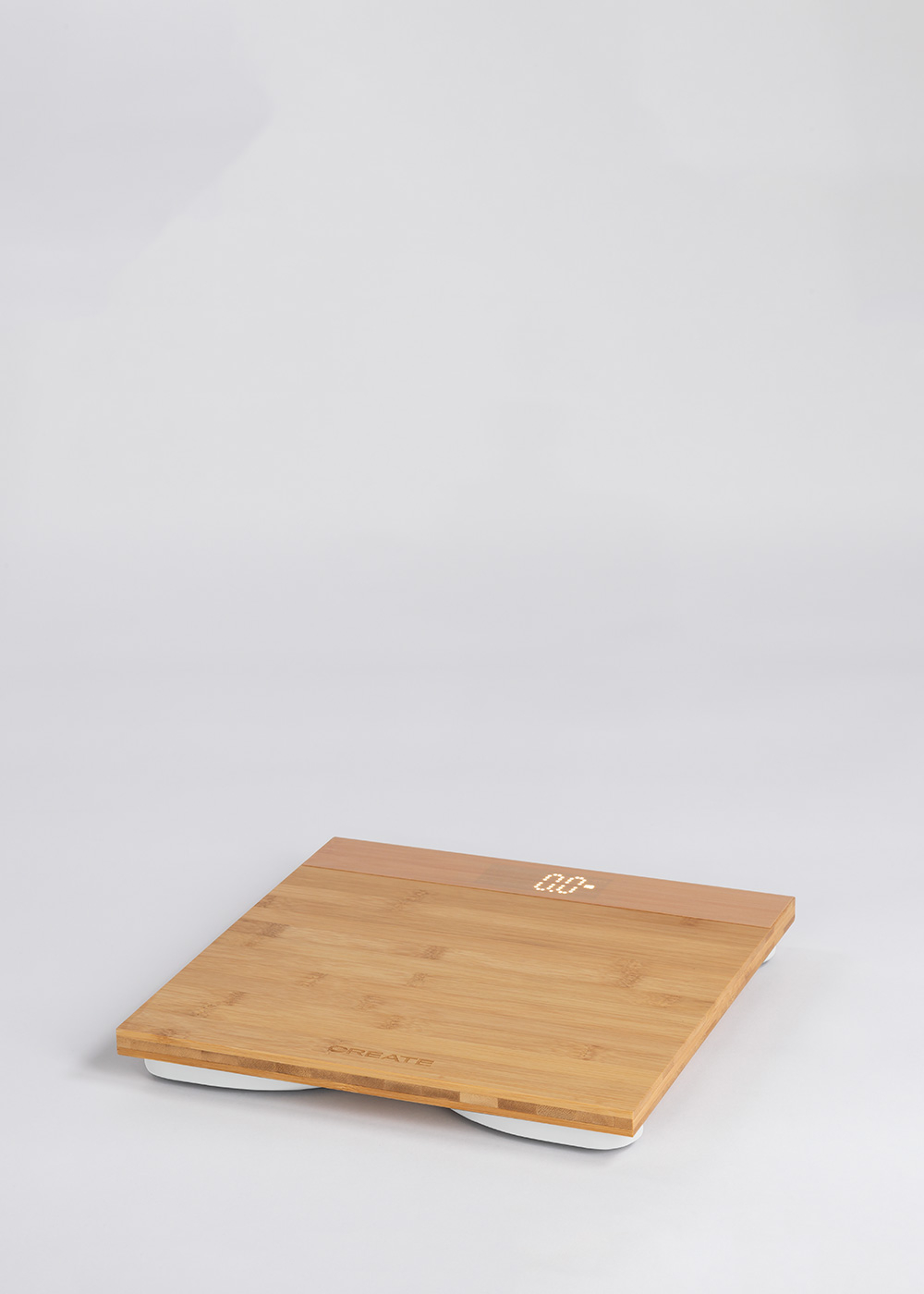 Una báscula de baño digital de bambú cuadrada con acabado de madera clara sobre fondo blanco.