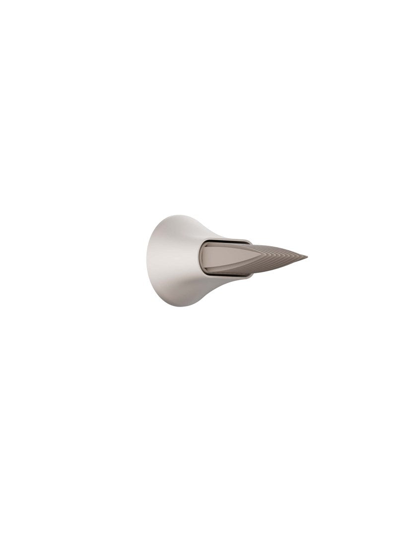 Una moderna maniglia per rubinetto beige su sfondo bianco, con un design elegante, scanalato e appuntito.