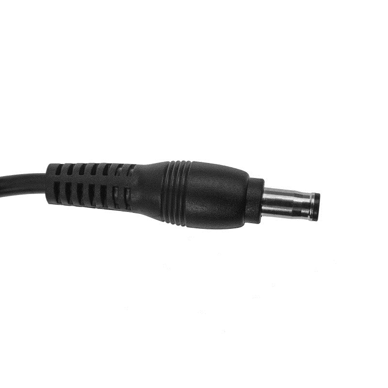 Ein schwarzer zylindrischer Stromkabelstecker mit Metallspitze vor weißem Hintergrund.