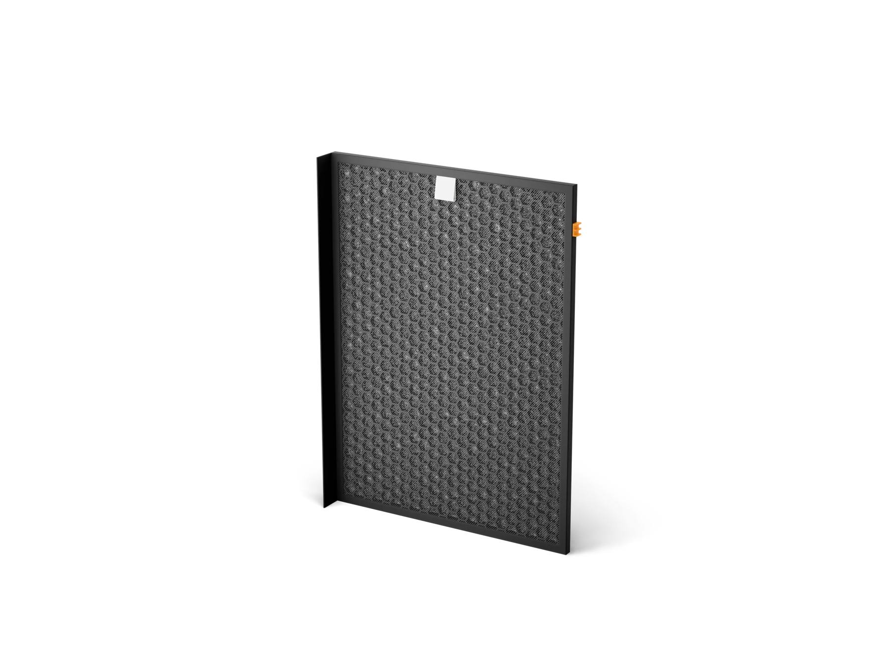 Un filtro de carbón negro rectangular con estructura de panal sobre fondo blanco.