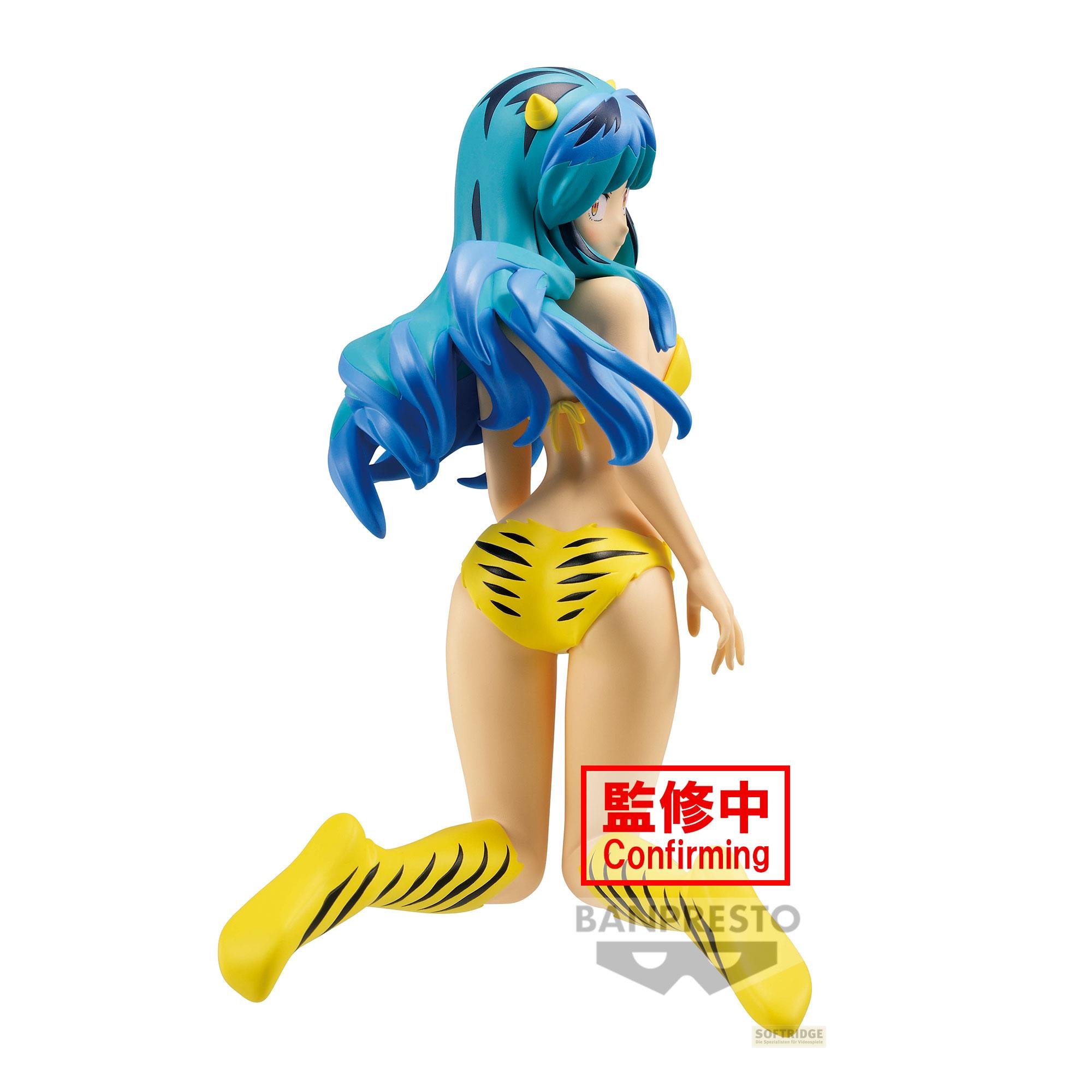 Anime-Figur mit blauem Haar und gelbem Tigerbikini kniet, roter Aufdruck mit Text.