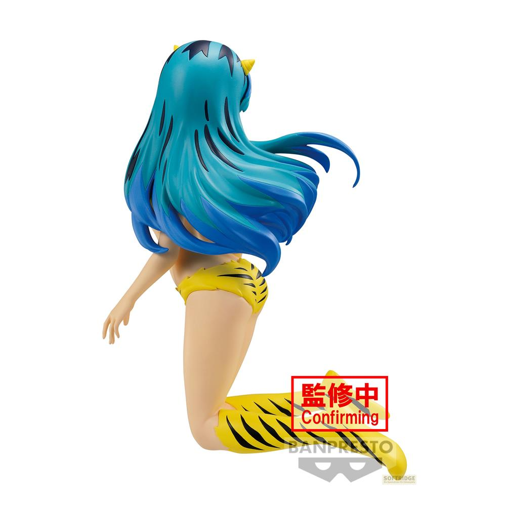 Figur mit blauem Haar und gelb-schwarz gestreifter Kleidung vor weißem Hintergrund.