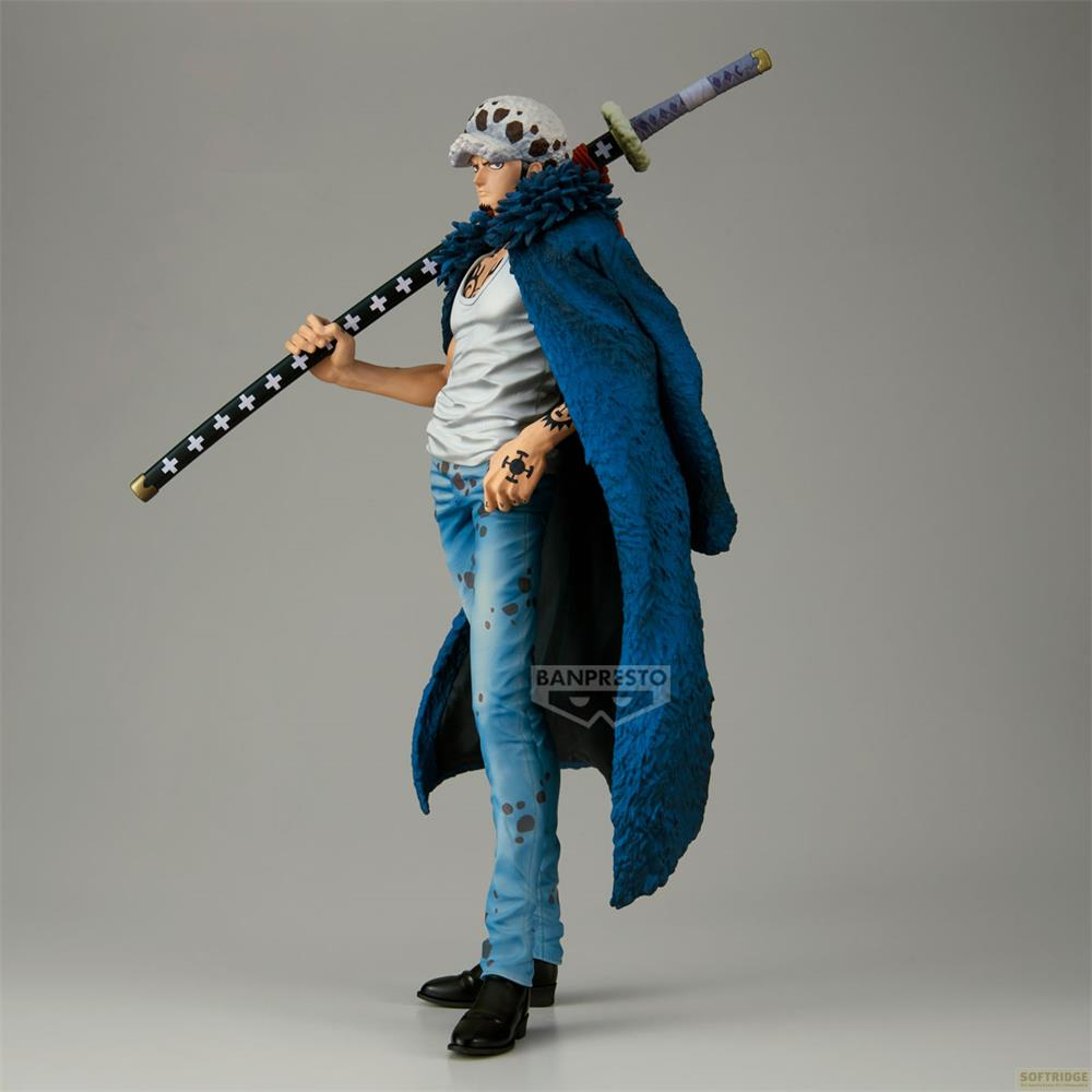 Eine Spielfigur von Trafalgar Law aus One Piece mit blauem Mantel und großem Schwert.