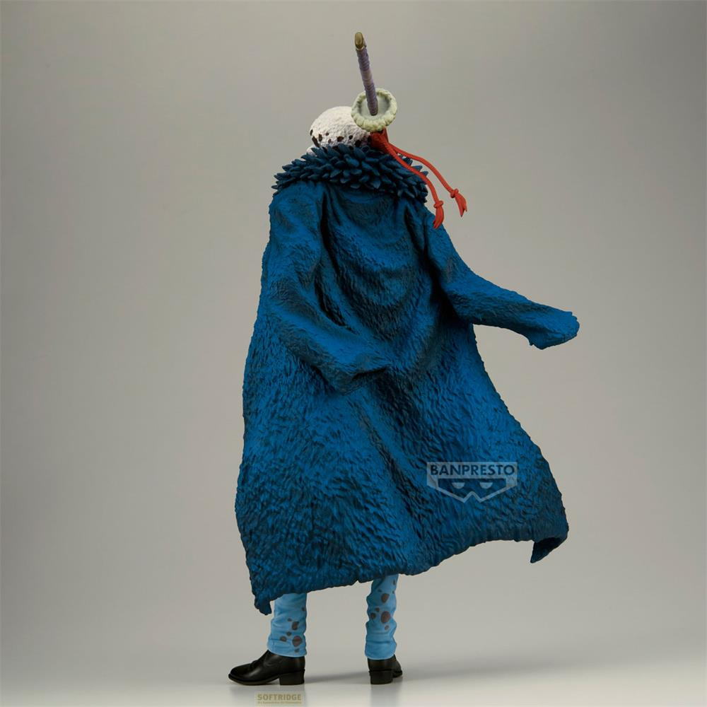 Anime-Figur von hinten in blauem Mantel und Hut, mit einem Schwert.