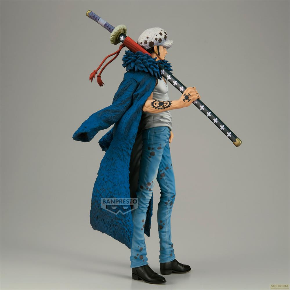 Figur von Trafalgar Law aus One Piece mit blauem Mantel und großem Schwert.